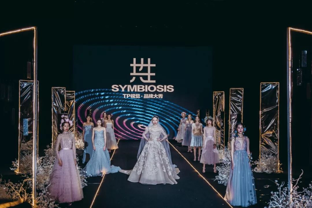 品牌時裝秀以戀人感情發(fā)展為主線，呈現(xiàn)別開生面的視聽盛宴