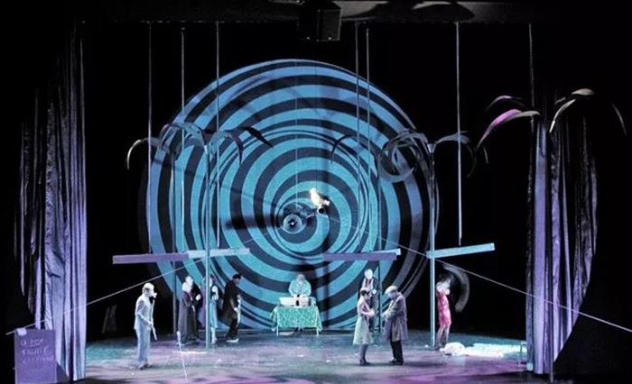 演繹不同版本的《波西米亞人》舞臺劇表演，一次嗨個夠