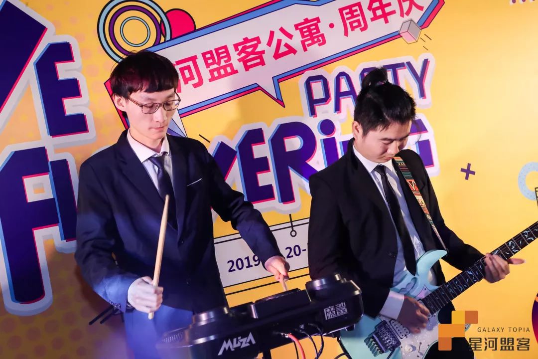燈光閃爍一秒，瞬間進入周年慶典活動，面具策劃形式很朋克