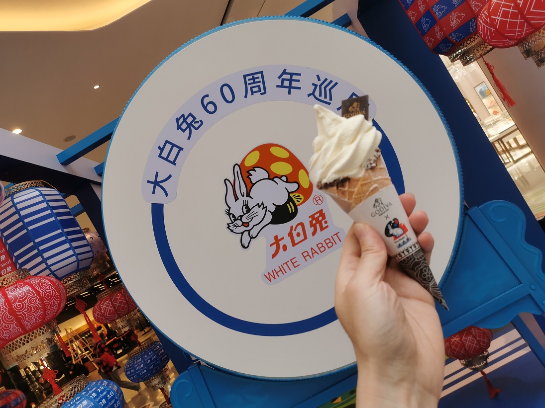 中西合璧快閃店活動經(jīng)典藍白配色，甜蜜風暴正版來襲