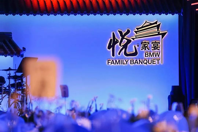 “越來(lái)越會(huì)玩兒”的發(fā)布會(huì)活動(dòng)真新穎，現(xiàn)場(chǎng)擺攤販賣(mài)中華傳統(tǒng)小吃