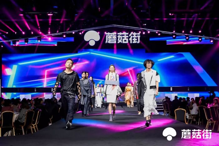 年會(huì)活動(dòng)現(xiàn)場(chǎng)更是一個(gè)精心布置的時(shí)尚秀場(chǎng)，現(xiàn)場(chǎng)T臺(tái)秀加持了活動(dòng)氛圍