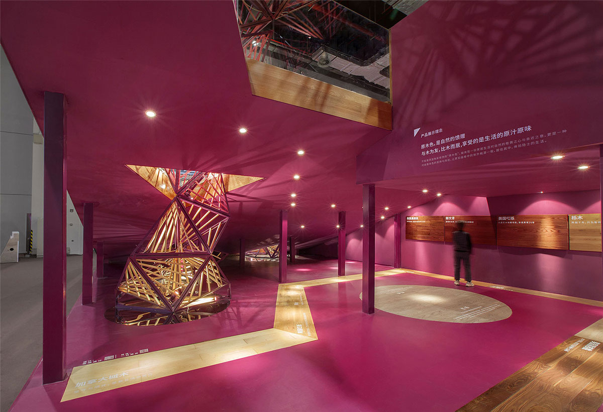 木地板品牌的展覽活動將園林的轉折疊加與回廊曲徑延展到了展廳設計