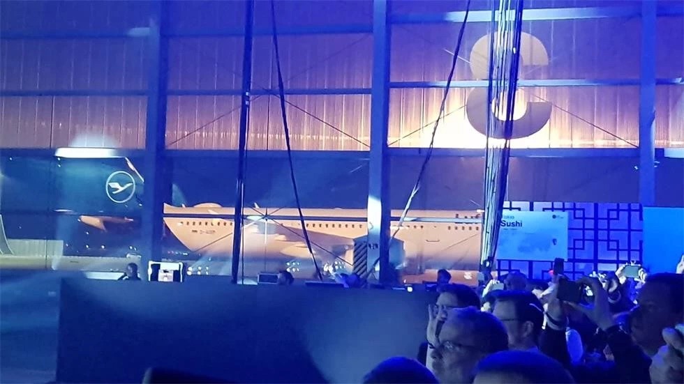 航空公司發(fā)布會策劃了一個將客人、手機和屏幕連接在一起的藝術(shù)裝置