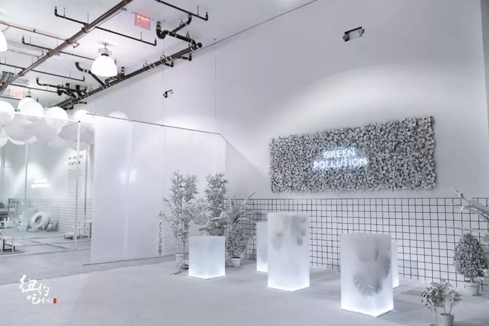 主題快閃店形式的展覽策劃，黑白風(fēng)格很是印象深刻