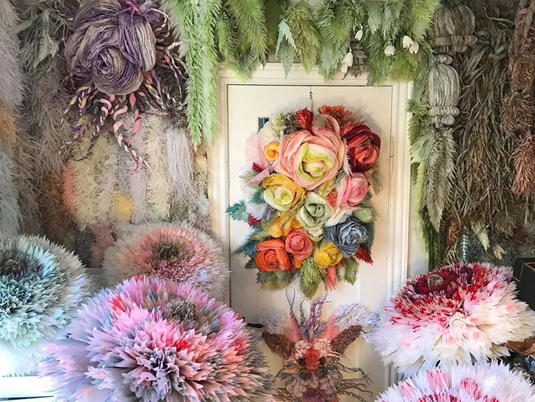 以顏色輕柔的紙層層堆疊并錦簇成花朵的展覽活動(dòng)，真的驚喜了雙眼