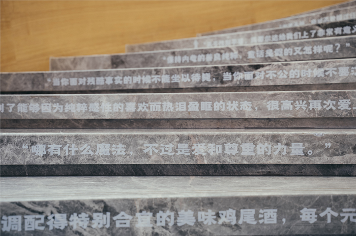 音樂劇的展覽活動(dòng)形式竟然以一本書開篇，這是一部萬人迷的音樂劇吧