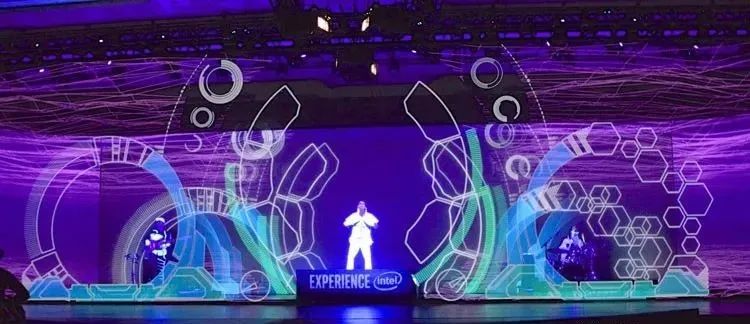 用動作就能操縱視覺的演出活動未來氣息滿滿，身臨其境的視覺效果很大膽