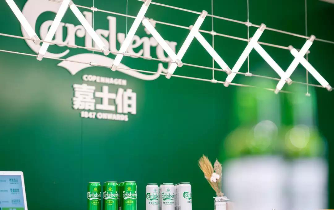 啤酒快閃巡回展覽活動被“啤酒花馬扎燈”藝術裝置打扮得格外美好