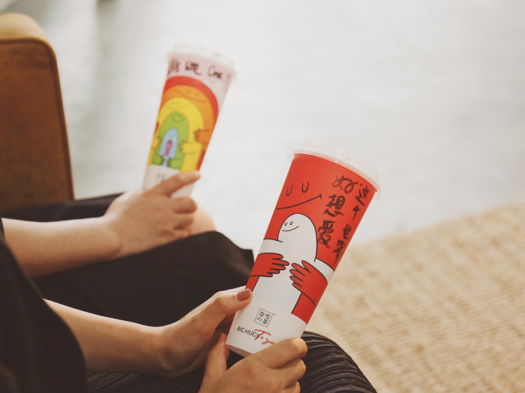 奈雪的擁抱照相館快閃店活動策劃的這系列創(chuàng)意杯子太治愈了