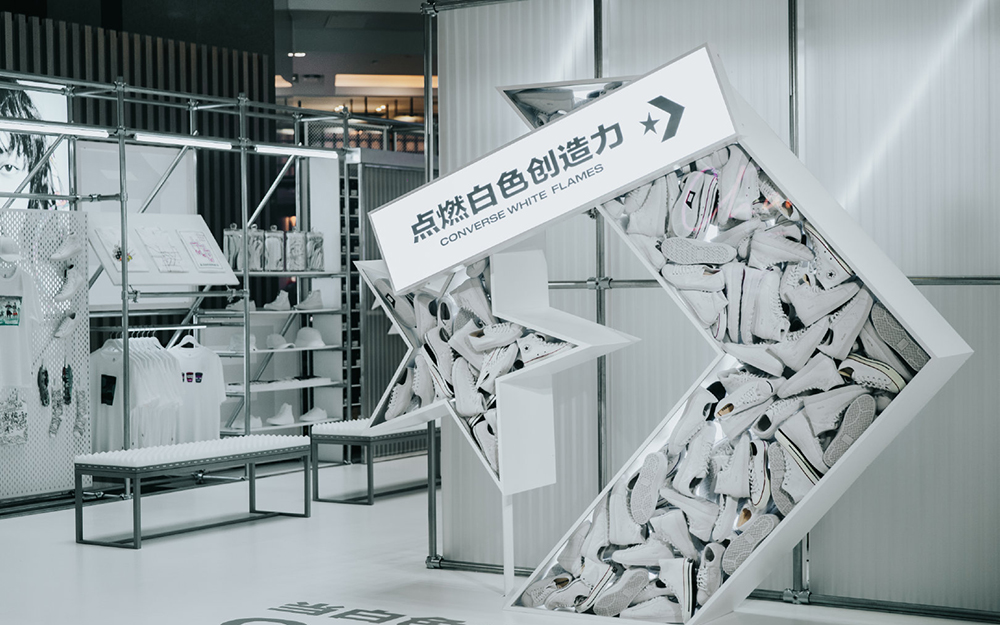 白色火焰快閃店展覽活動(dòng)的火焰“燒”得很旺，還能現(xiàn)場(chǎng)個(gè)性化定制