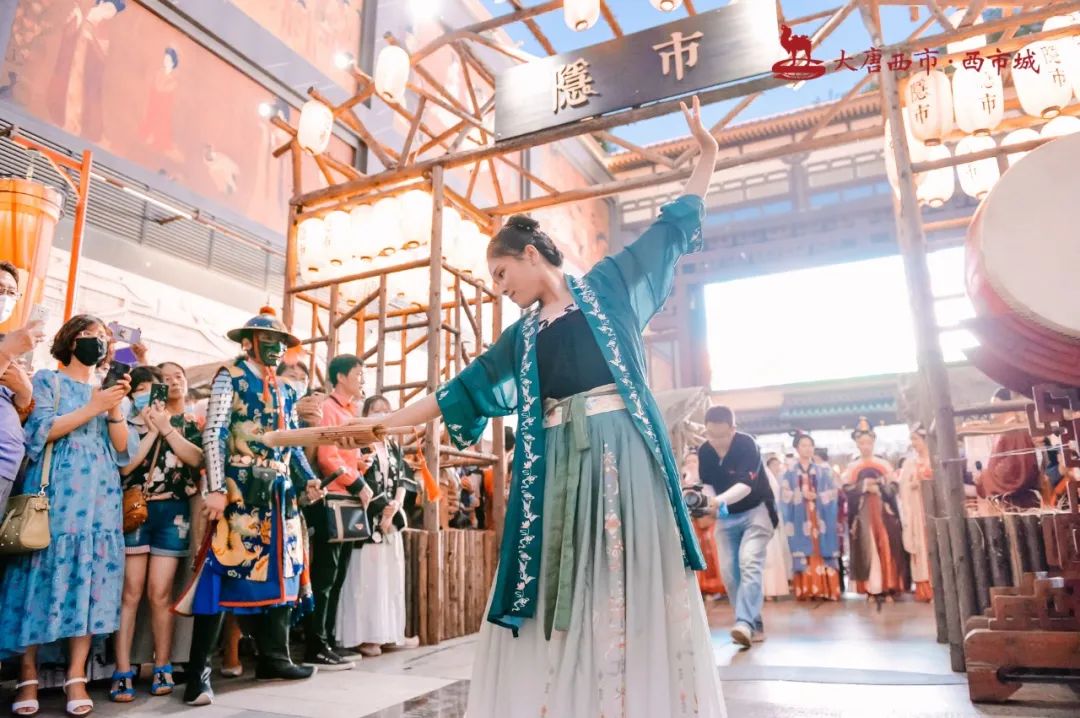 古代創(chuàng)意市集活動現(xiàn)場驚現(xiàn)百余位漢服同胞，策劃表演體驗十足