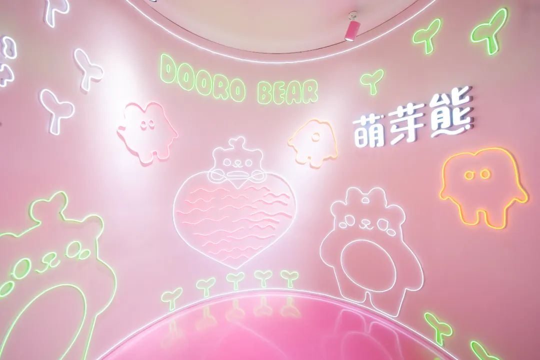 原創(chuàng)IP萌芽熊突現(xiàn)快閃店活動(dòng)撒嬌求抱抱，策劃的玻璃花房好夢(mèng)幻