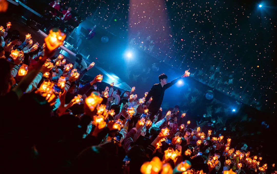 WE·LIVE生日演唱會(huì)活動(dòng)策劃的科幻風(fēng)舞美，是星海的沖動(dòng)之門