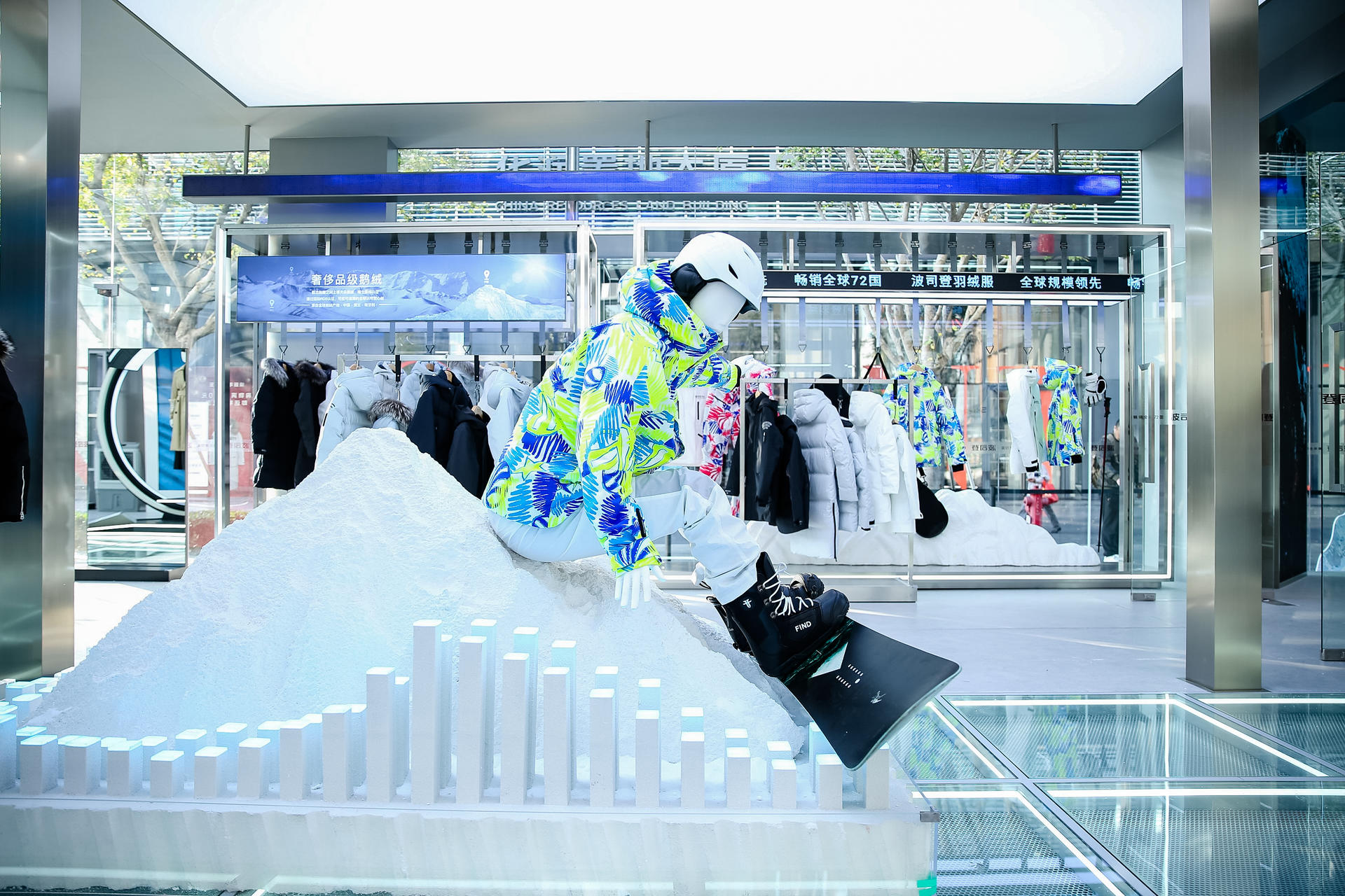 波司登快閃店活動策劃融合雪山、陽光等自然元素，帶來了“第一場雪”