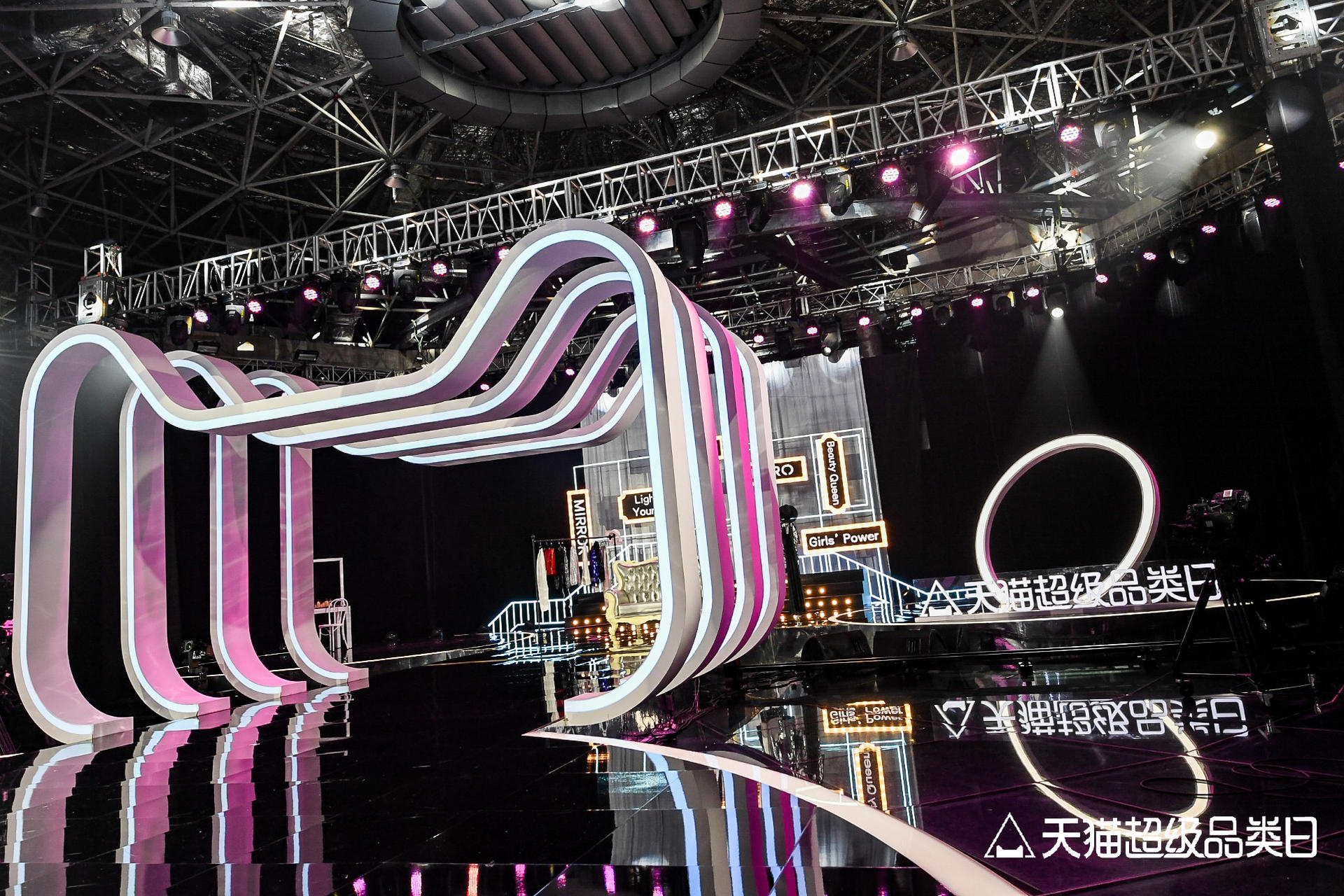 “夏日追光演唱會(huì)”LIVESHOW直播活動(dòng)策劃，全場(chǎng)“高光”直播氣氛嗨翻