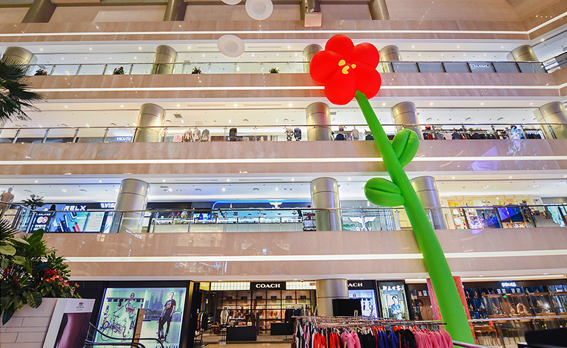 16米小紅花藝術(shù)活動策劃裝置綻放于城市中央，洋溢著溫暖的香