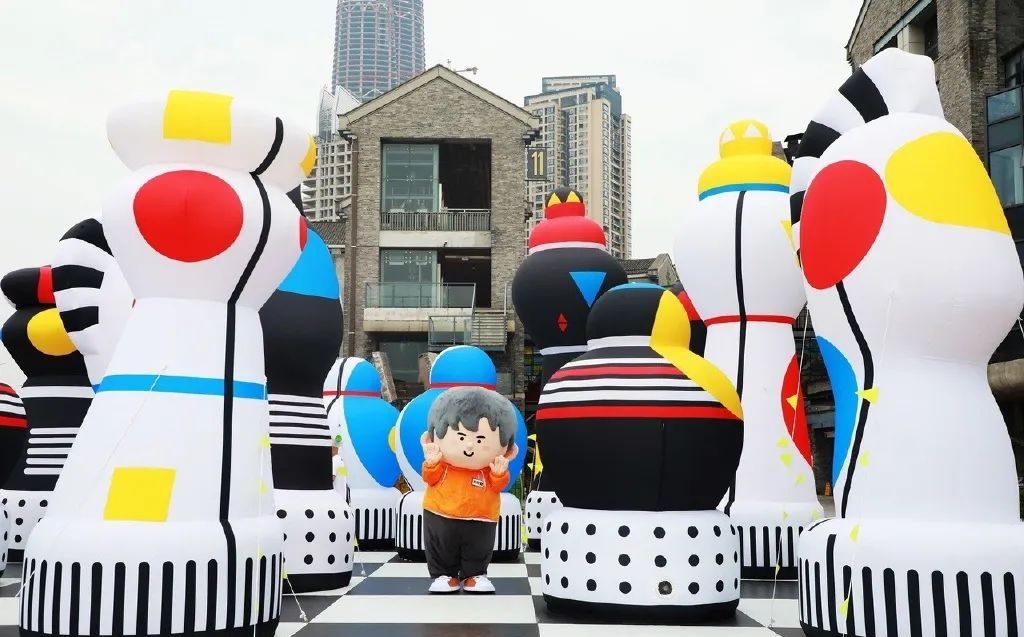 Bauhaus Chess Set國際象棋展覽活動策劃了16枚高度不等的巨型棋子