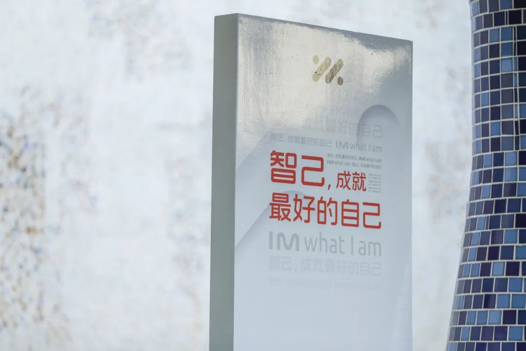 智己LS7上市發(fā)布會(huì)活動(dòng)策劃使用了超大型戶外弧形大屏，視覺(jué)體驗(yàn)杠杠