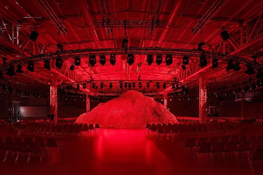 DIESEL2023秋冬大秀活動(dòng)策劃了一座杜蕾斯山丘，刷屏了社交平臺(tái)
